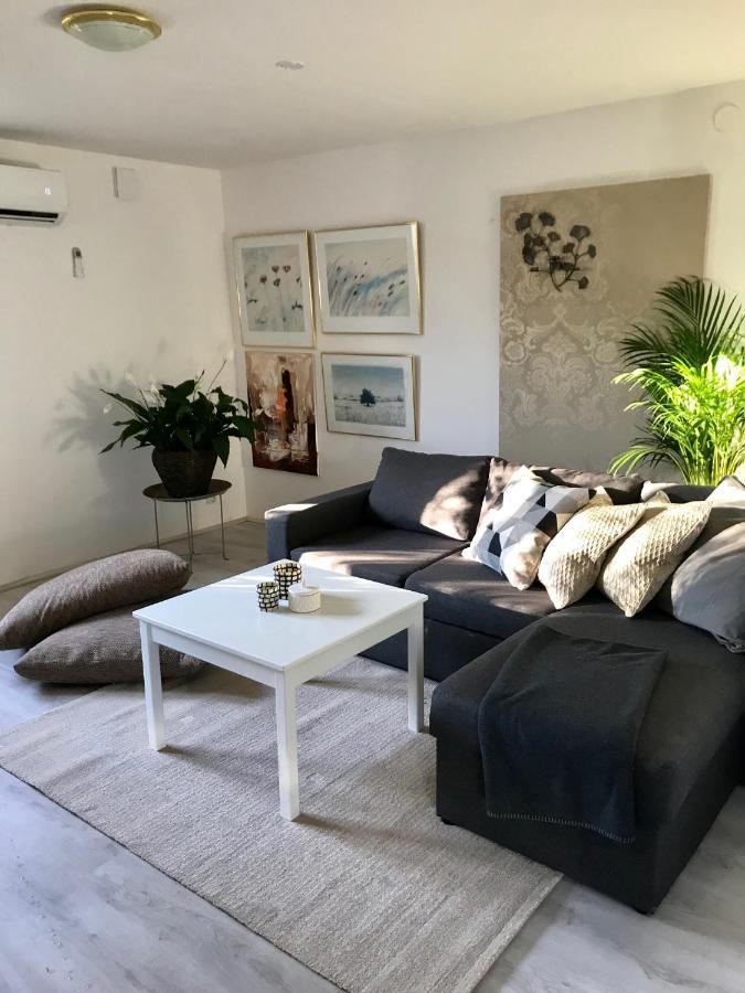 Ferienwohnung Rymlig Laegenhet I Avdelat Hus Med Egen Parkering Kaglinge Exterior foto